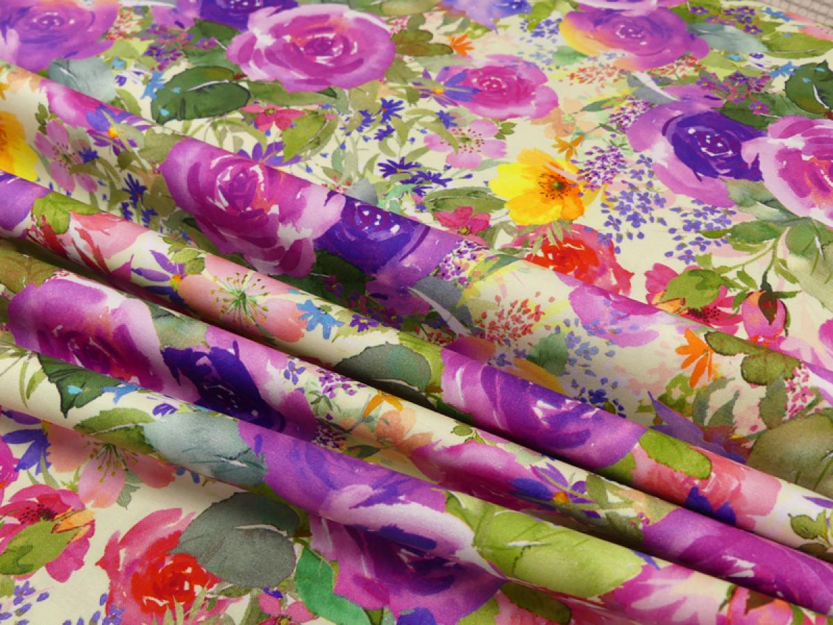 Patchworkstoff Clothworks Flowershop Rosen in lila Faltenwurf